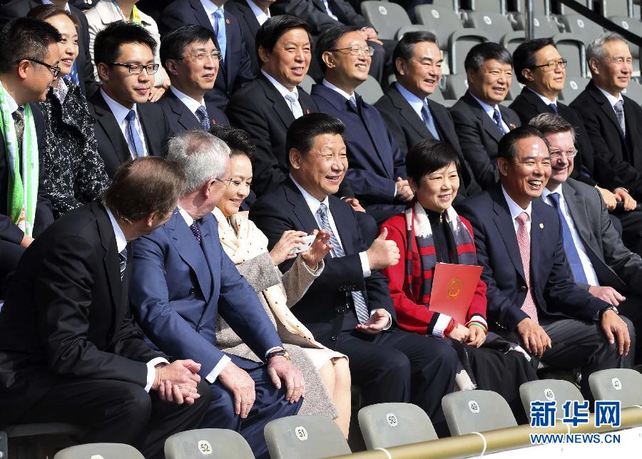 Le président chinois Xi Jinping rend visite à de jeunes footballeurs chinois en Allemagne