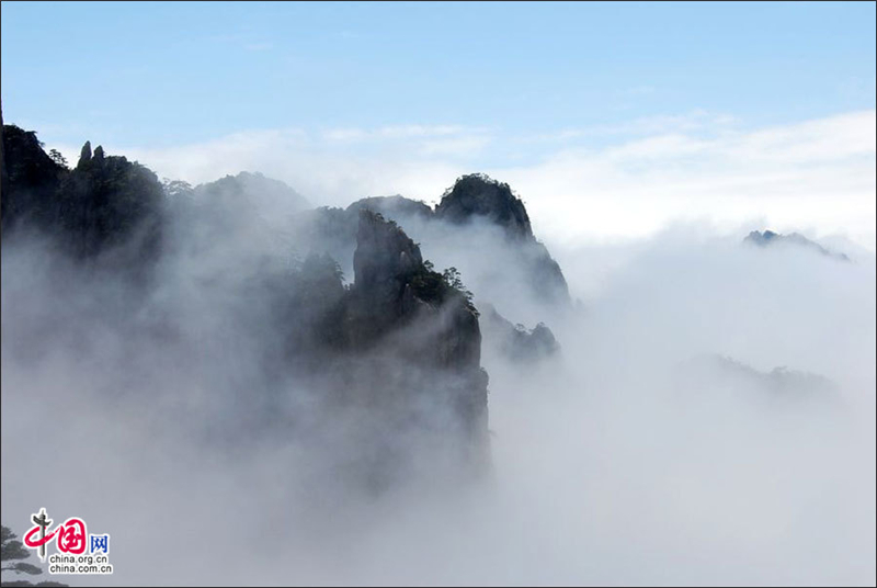 Le mont Huangshan dans une mer de nuages