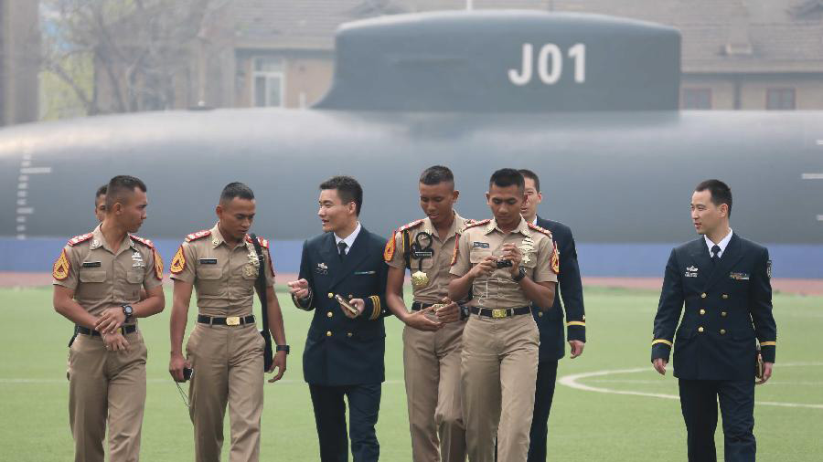Des élèves-officiers indonésiens en visite à l'Institut du sous-marin de Chine