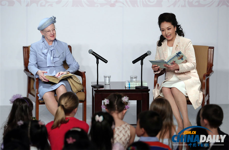 La reine du Danemark et Peng Liyuan lisent aux enfants un conte d'Andersen