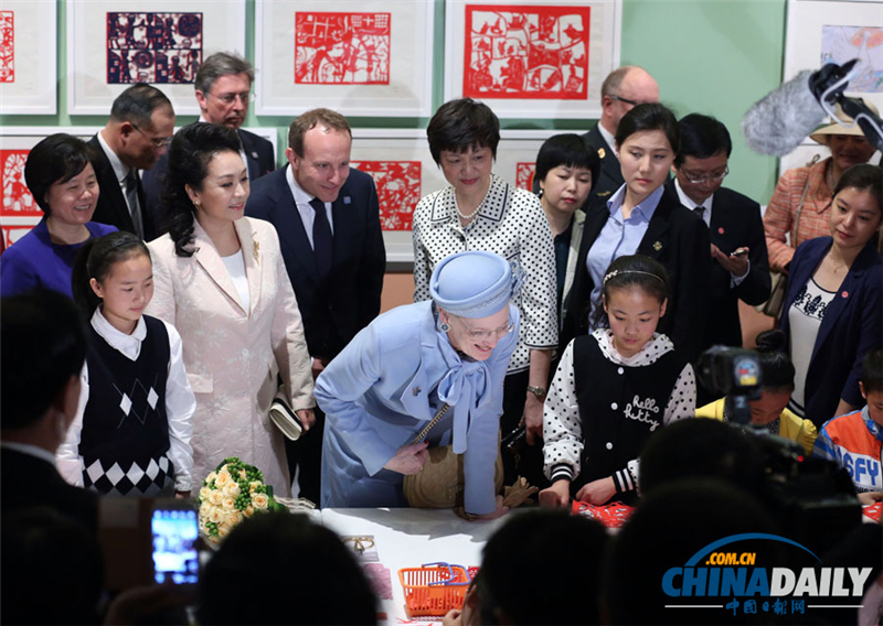 La reine du Danemark et Peng Liyuan lisent aux enfants un conte d&apos;Andersen