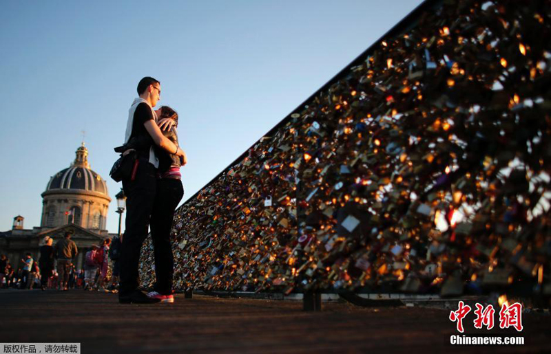 Paris : le pont des Arts s'effondre sous le poids des cadenas d'amour !