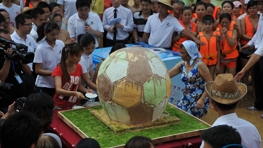 Guangdong : un ballon de football en crème glacée de 100 kg