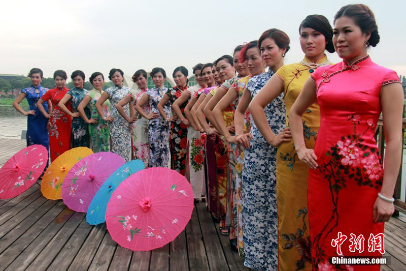 Les « dama » en robe traditionnelle chinoise
