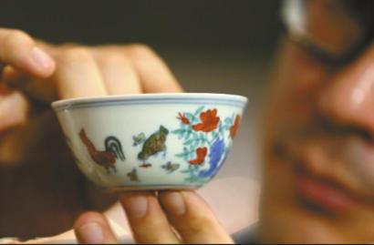 Un milliardaire boit du thé dans une tasse à 45millions de dollars