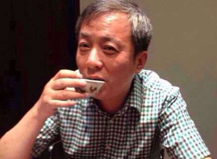 Un milliardaire boit du thé dans une tasse à 45millions de dollars