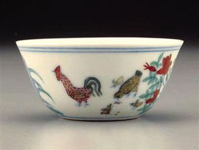 Un milliardaire boit du thé dans une tasse à 45millions de dollars