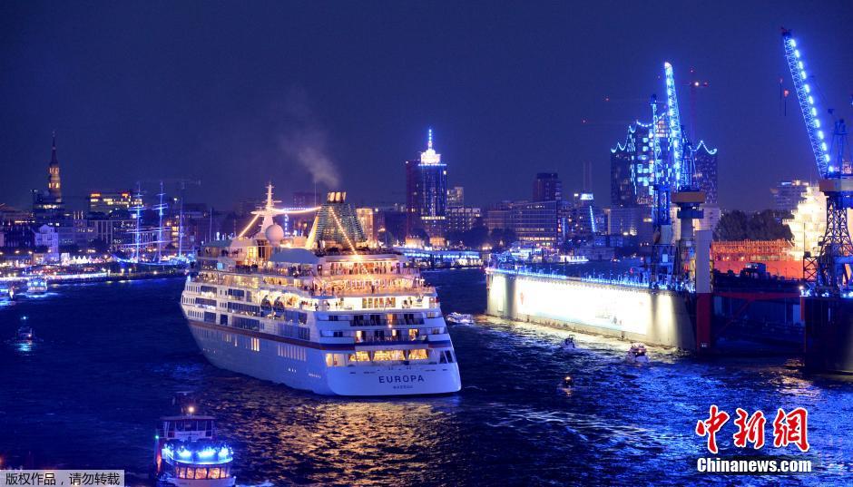 Six yachts de luxe à la Fête du port de Hambourg 2014