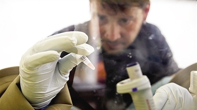 Ebola : l'épidémie s'aggrave, le gouvernement français redouble de vigilance