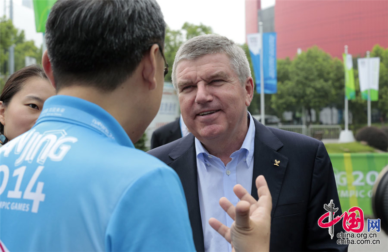 JOJ de Nanjing 2014: le président du CIO visite le centre des médias