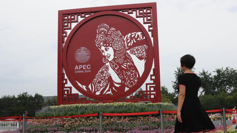 Le logo de l’APEC devant le Centre national des arts du spectacle à Beijing