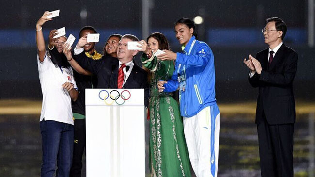 Le président du Comité international olympique, Thomas Bach, donne un discours