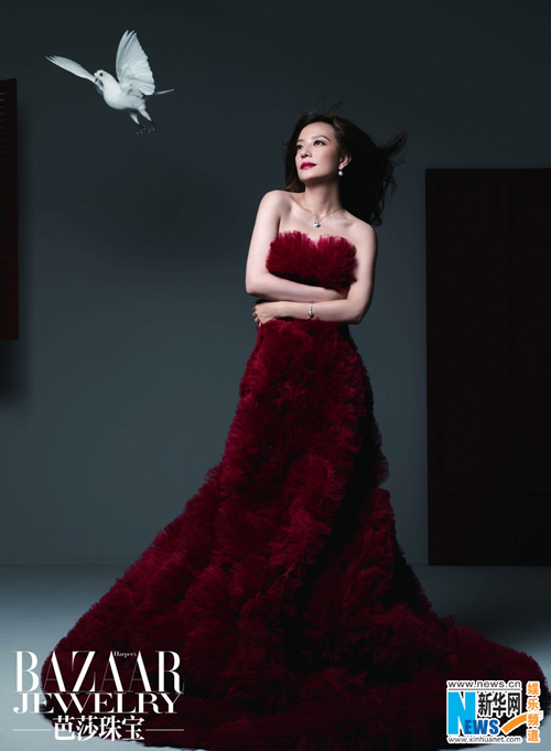 Zhao Wei pose pour Harper&apos;s Bazaar Jewelry