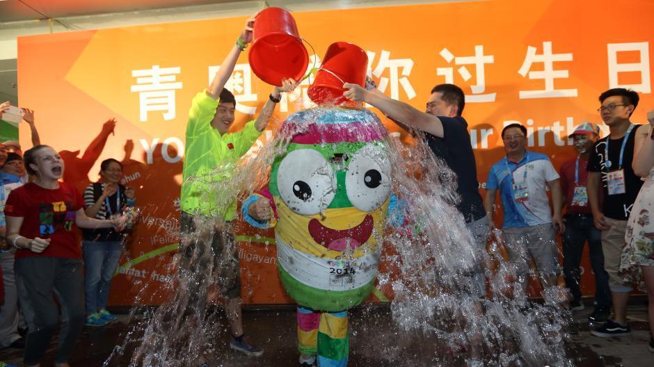 Ice Bucket Challenge : la mascotte des JOJ relève une nouvelle fois le défi