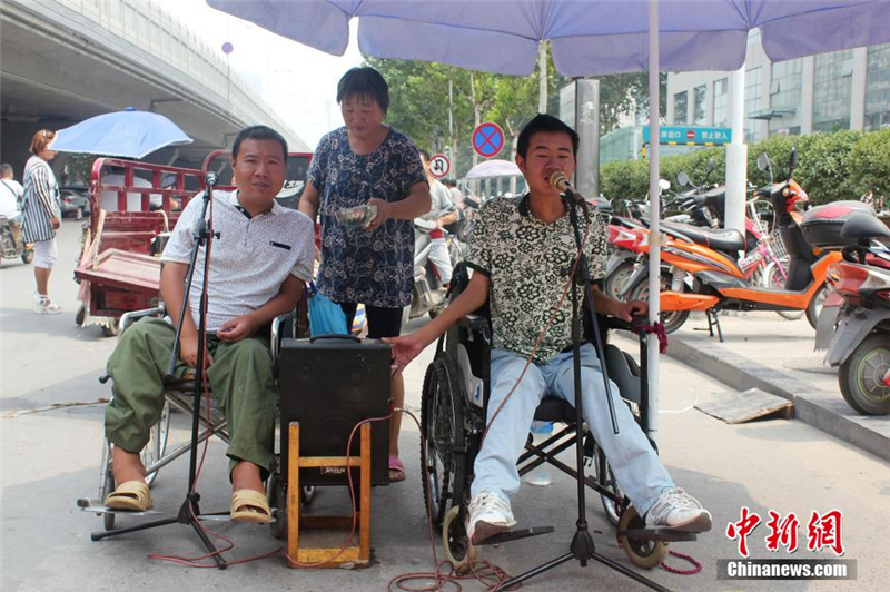 ALS : deux frères atteints de la maladie de Charcot chantent dans la rue ALS : deux frères atteints de la maladie de Charcot chantent dans la rue