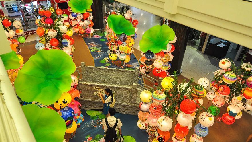 Malaisie : des lanternes décorées à la main pour la fête de la Mi-Automne