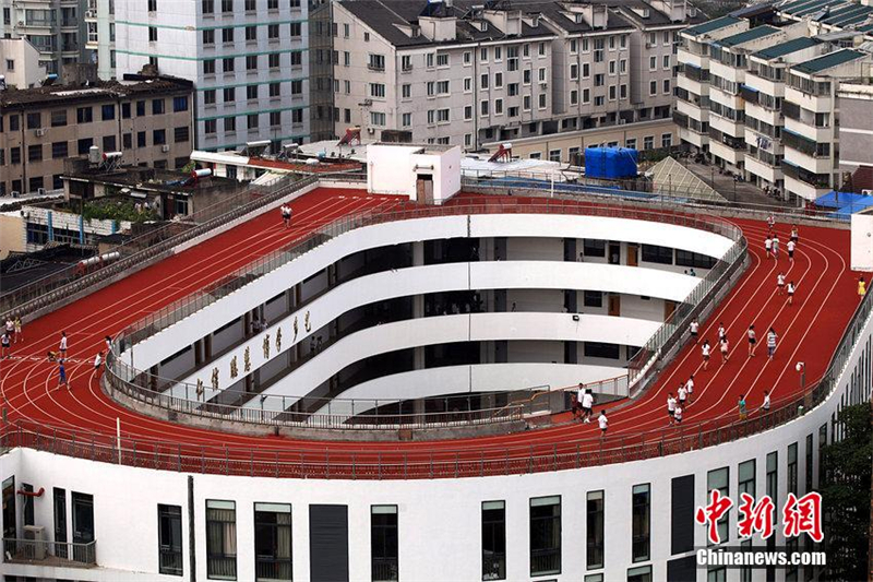 Piste de course construite sur le toit d'une école