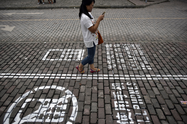 Réactions mitigées au premier trottoir pour les accros au mobile en Chine 