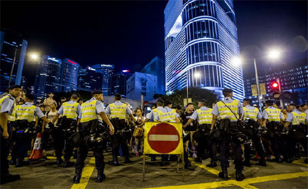 Les manifestations perturbent la vie à Hong Kong, font baisser le marché boursier