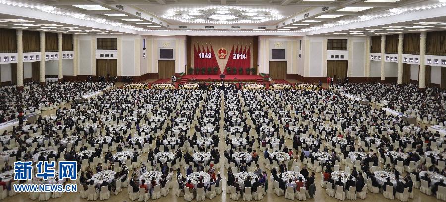 Le Conseil des Affaires d'État tient une réception pour la 65e fête nationale à Beijing