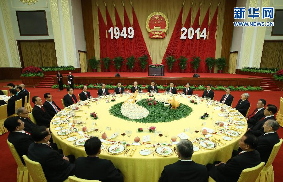 Le Conseil des Affaires d&apos;État tient une réception pour la 65e fête nationale à Beijing