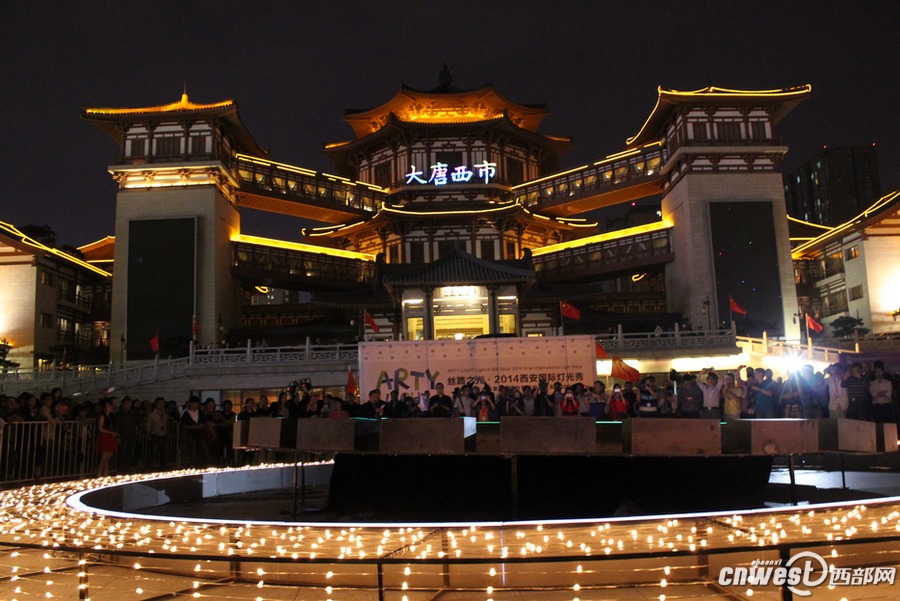 La ville de Xi'an illuminée par la Fête des Lumières à Lyon pour le 1er octobre