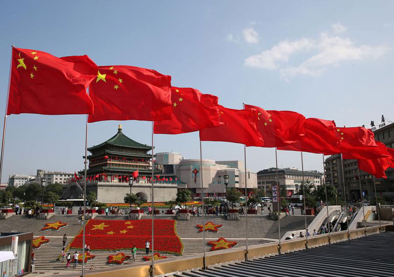 Le drapeau national flotte sur Xi&apos;an, dans la province du Shaanxi, le 30 septembre 2014. [Photo : Xinhua]