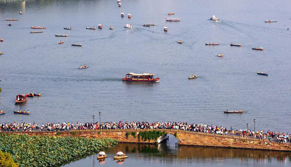 Le lac de l'Ouest est pris d'assaut par les touristes dès le premier jour des vacances de la fête nationale chinoise à Hangzhou, capitale de la province orientale du Zhejiang, le 1er octobre 2014. [Photo : Xinhua]