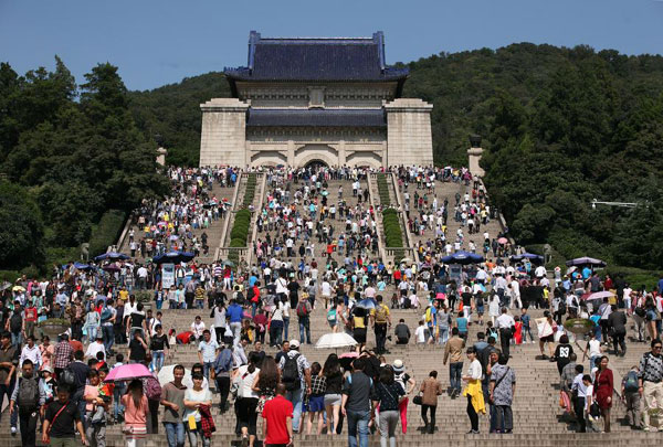 Le mausolée de Sun Yat-sen a attiré une foule de touristes dès le premier jour des vacances de la fête nationale chinoise à Nanjing, capitale de la province du Jiangsu, le 1er octobre 2014. [Photo : Xinhua]