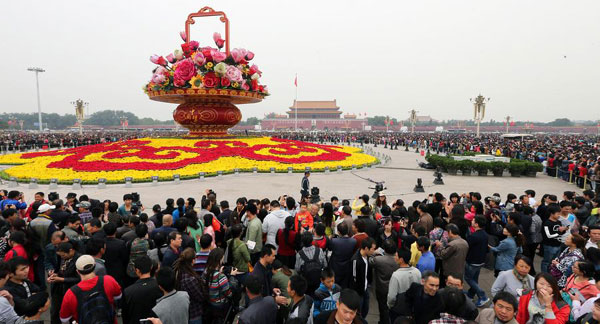 La place Tian'anmen a attiré une foule de touristes dès le premier jour des vacances de la fête nationale chinoise à Beijing, le 1er octobre 2014. [Photo : Xinhua]