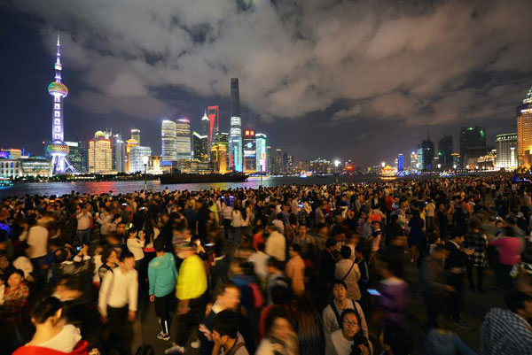 Le Bund a attiré une foule de touristes dès le premier jour des vacances de la fête nationale chinoise à Shanghai, le 1er octobre 2014. [Photo : Xinhua]