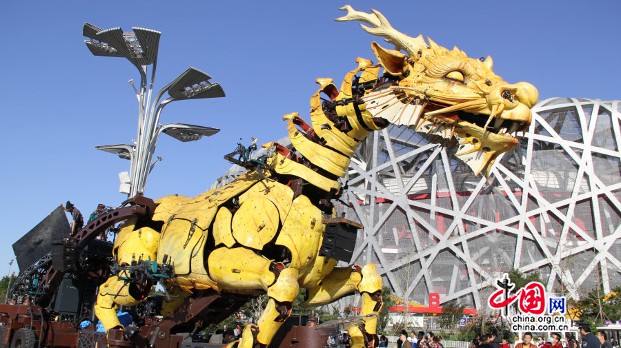 Le cheval-dragon géant fait vibrer Beijing