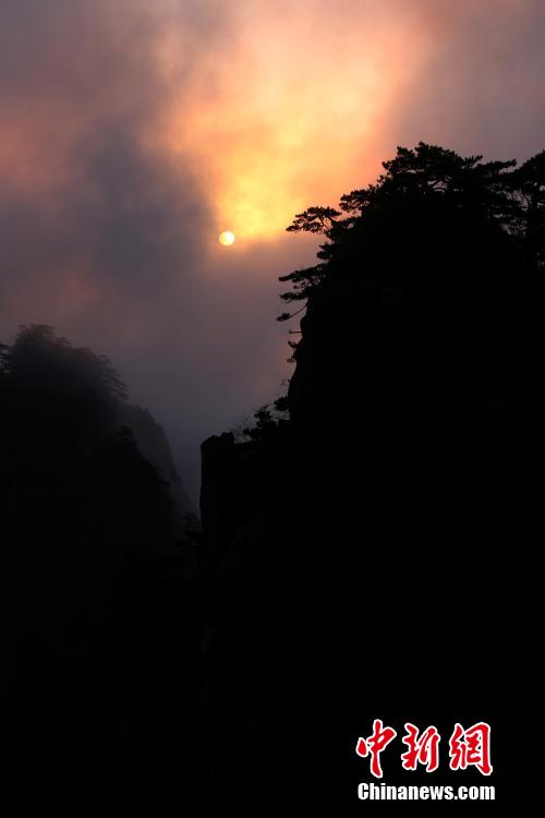 Le levé du soleil sur le mont Huangshan