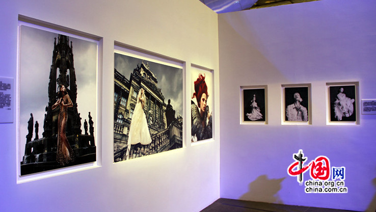 Beijing : ouverture d'une expo photo sur les robes de mariée