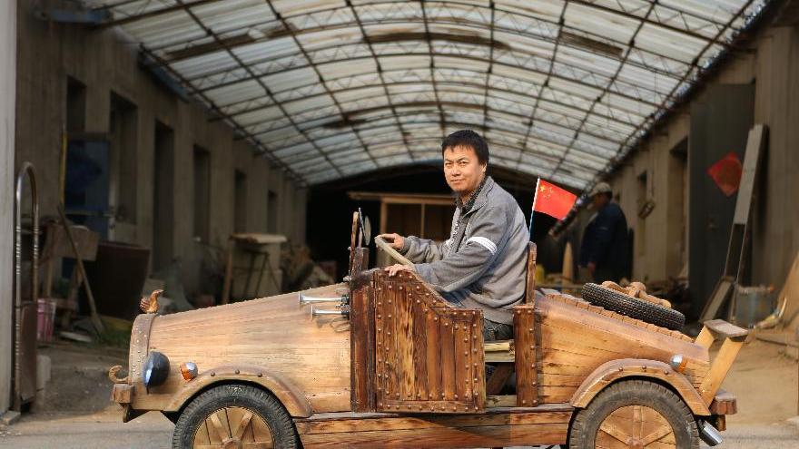 Chine : il construit une voiture électrique en bois