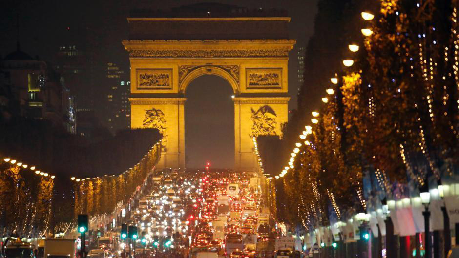 Paris : coup d'envoi des illuminations de Noël aux Champs Elysées