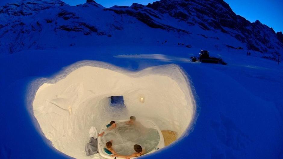 Suisse : un bain dans un hôtel de glace