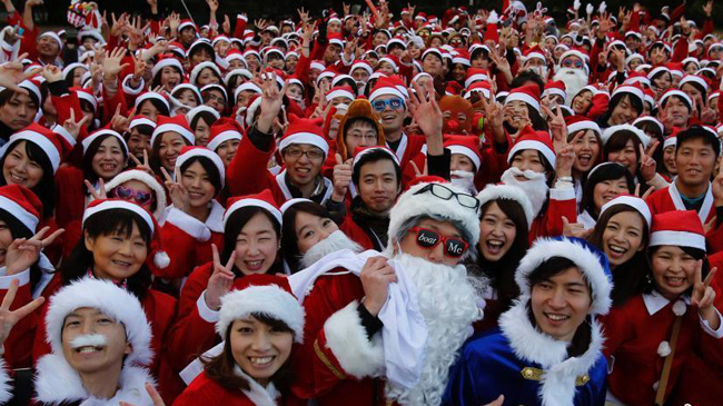 A Tokyo, une course de Pères Noël pour la bonne cause