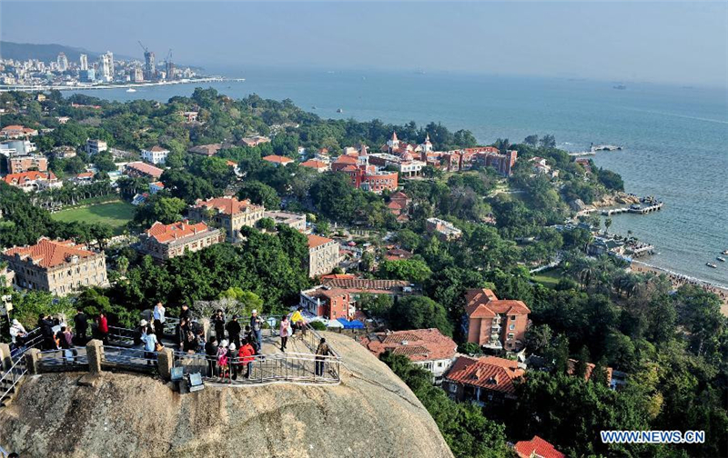 No 5 Xiamen, province du Fujian En tant que ville portuaire internationale, Xiamen a l'un des meilleurs environnements et est la destination touristique la plus recherchée au pays. Richard Nixon, ancien président des États-Unis, l'a surnommée l'« Hawaii orientale ».
