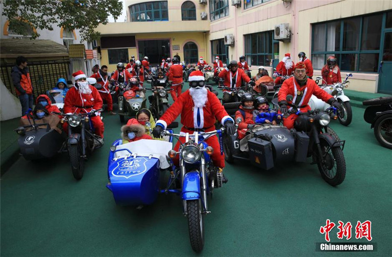 Shanghai : des « pères motards » font le Noël d'enfants autistes