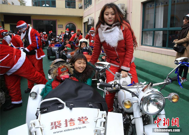Shanghai : des « pères motards » font le Noël d&apos;enfants autistes