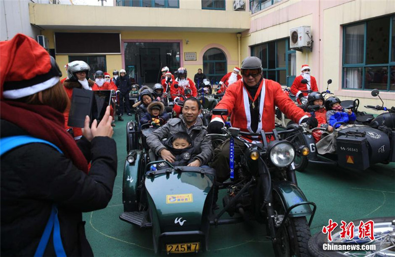 Shanghai : des « pères motards » font le Noël d&apos;enfants autistes