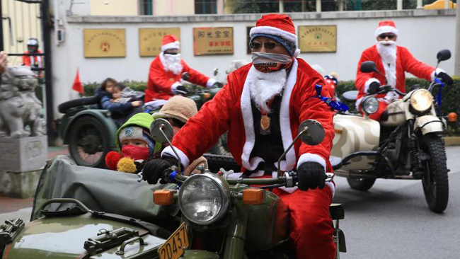 Shanghai : des « pères motards » font le Noël d'enfants autistes