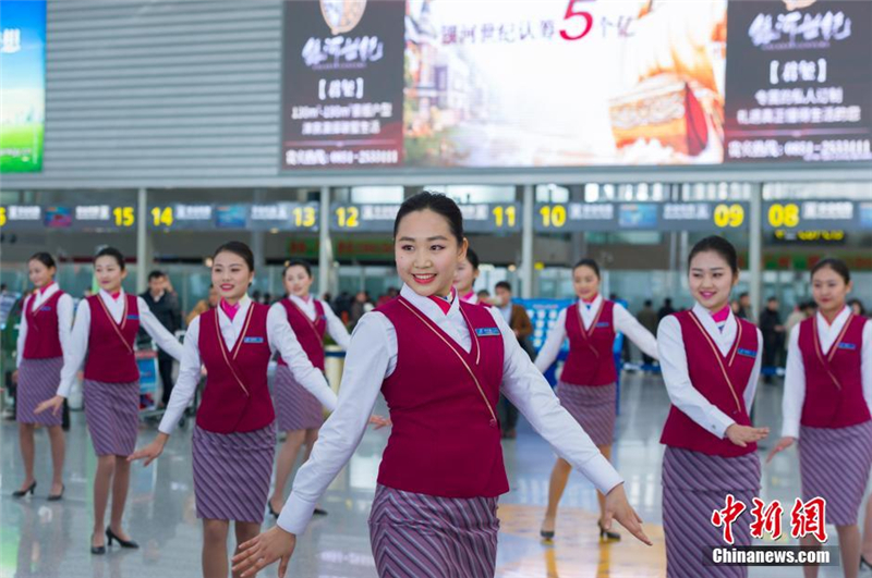 Guiyang : les hôtesses présentent une flash mob