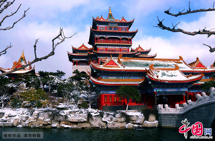 Le site du mont Sanxian se situe à Penglai (province du Shandong) et compte trois montagnes : le mont Penglai, le mont Fangzhang et le mont Yingzhou. Vieux arbres, rochers, ruisseaux et oiseaux y créent un grand et merveilleux jardin doté non seulement du caractère grandiose du palais impérial du nord mais aussi de la beauté raffinée du sud de la Chine, formant ensemble un paysage sublime et harmonieux.