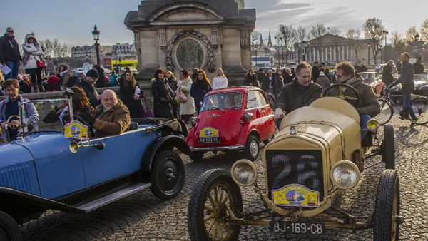 Paris : grand défilé de voitures de collection pour le Nouvel An