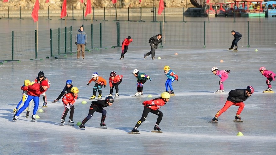 Beijing : les activités sur glace dans le parc Zizhuyuan