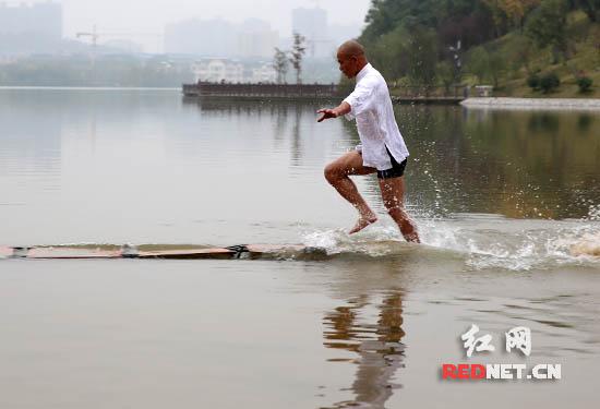 Nouveau record : Un moine de Shaolin marche 120 mètres sur l'eau