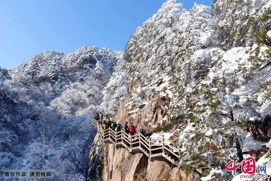 Après les premières chutes de neige de l'année, les pins, les nuages et les rochers aux formes étranges du mont Huangshan, bref tout ce qui fait habituellement son charme, semblent encore plus spectaculaires.