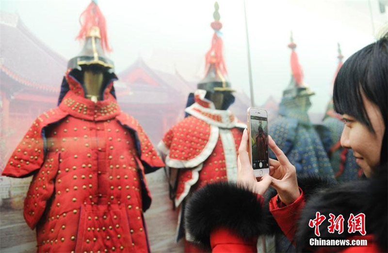 Des tenues de l&apos;empereur Qianlong exposées à Changchun